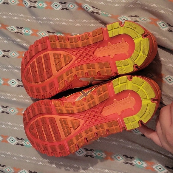 Slightly used Asics size 10 gym shoes - Picture 4 of 6